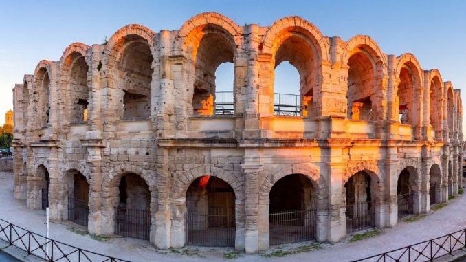 De arena van Arles, een indrukwekkend Romeins amfitheater, gelegen in het hart van de stad Arles, Frankrijk. Dit historische monument is een UNESCO-werelderfgoed en staat bekend om zijn goed bewaarde architectuur en rijke geschiedenis.