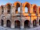 De arena van Arles, een indrukwekkend Romeins amfitheater, gelegen in het hart van de stad Arles, Frankrijk. Dit historische monument is een UNESCO-werelderfgoed en staat bekend om zijn goed bewaarde architectuur en rijke geschiedenis.