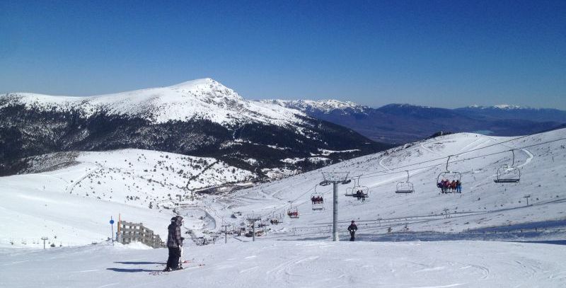 Snowboarden in Madrid: Aussicht auf das Skigebiet Valdesqui und la Peñalera