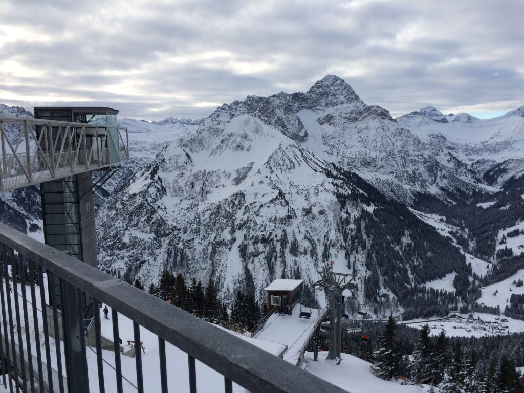 Aussicht von der Gipfelstation am Walmendingerhorn