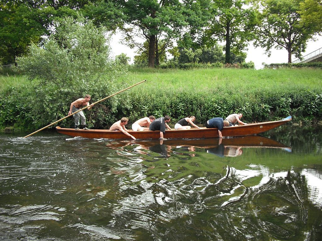 Studenten beim Training für das Stocherkahnrennen