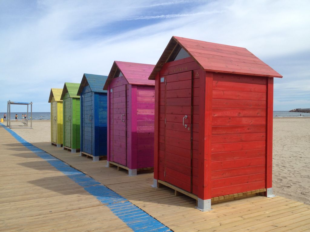 Bunte Umkleidekabinen am Strand