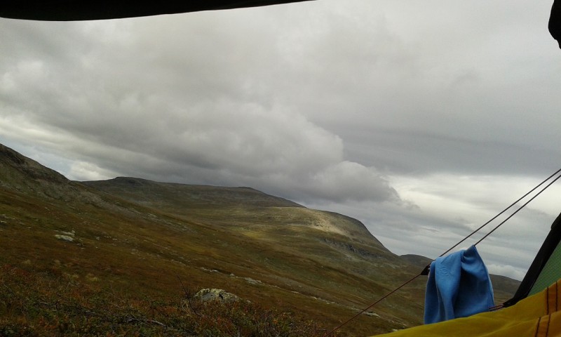 Och om morgonen - öppna tältet och se ut över former, mentalt större än jag då klarar av att ta till mig. Det krävs tid. Jag stoppar in och bär med mig. Foto Kasplina Berggren