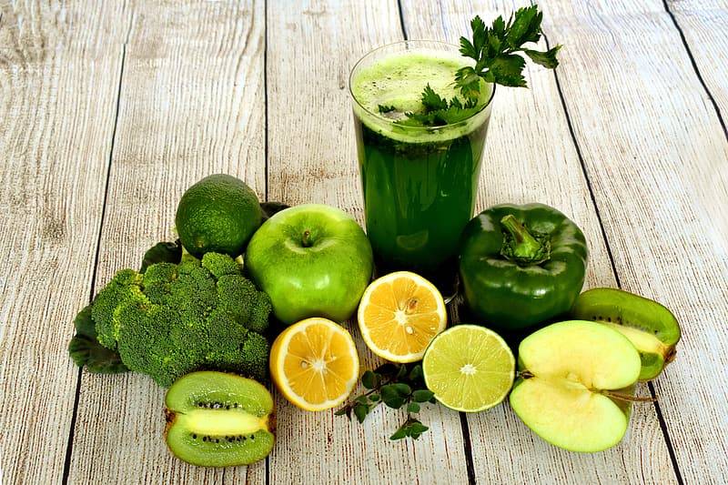 grön hälsosmoothie med citron-kiwi-lime-äpple-apelsin-paprika-broccoli