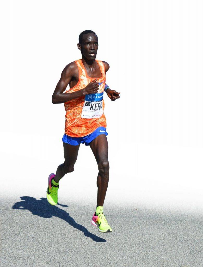 Manlig maratonlöpare med mycket typ 1 muskelfibrer springer långdistanslöpning