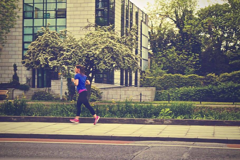 Kvinna joggar på trottoar, Karolines way of life hälsoblogg