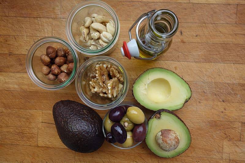 Livsmedel med omättat fett istället för mättat, avokado, nötter, vegetabiliska oljor och oliver
