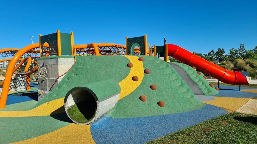 aktivitetspark i många färger för barn med rushkanor och gungor vilket främjar hälsan med fysisk aktivitet. 