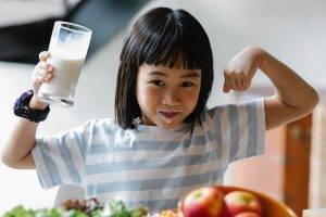 Läs mer om artikeln Mer benskörhet i länder med hög konsumtion av mjölk – och vad som verkligen stärker skelettet