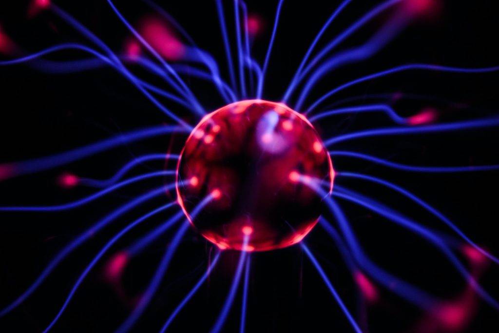 Hjärnmolekyl som en rund röd boll med blåa "armar". Det endocannabinoida systemet påverkar hjärnan och hela kroppen. 