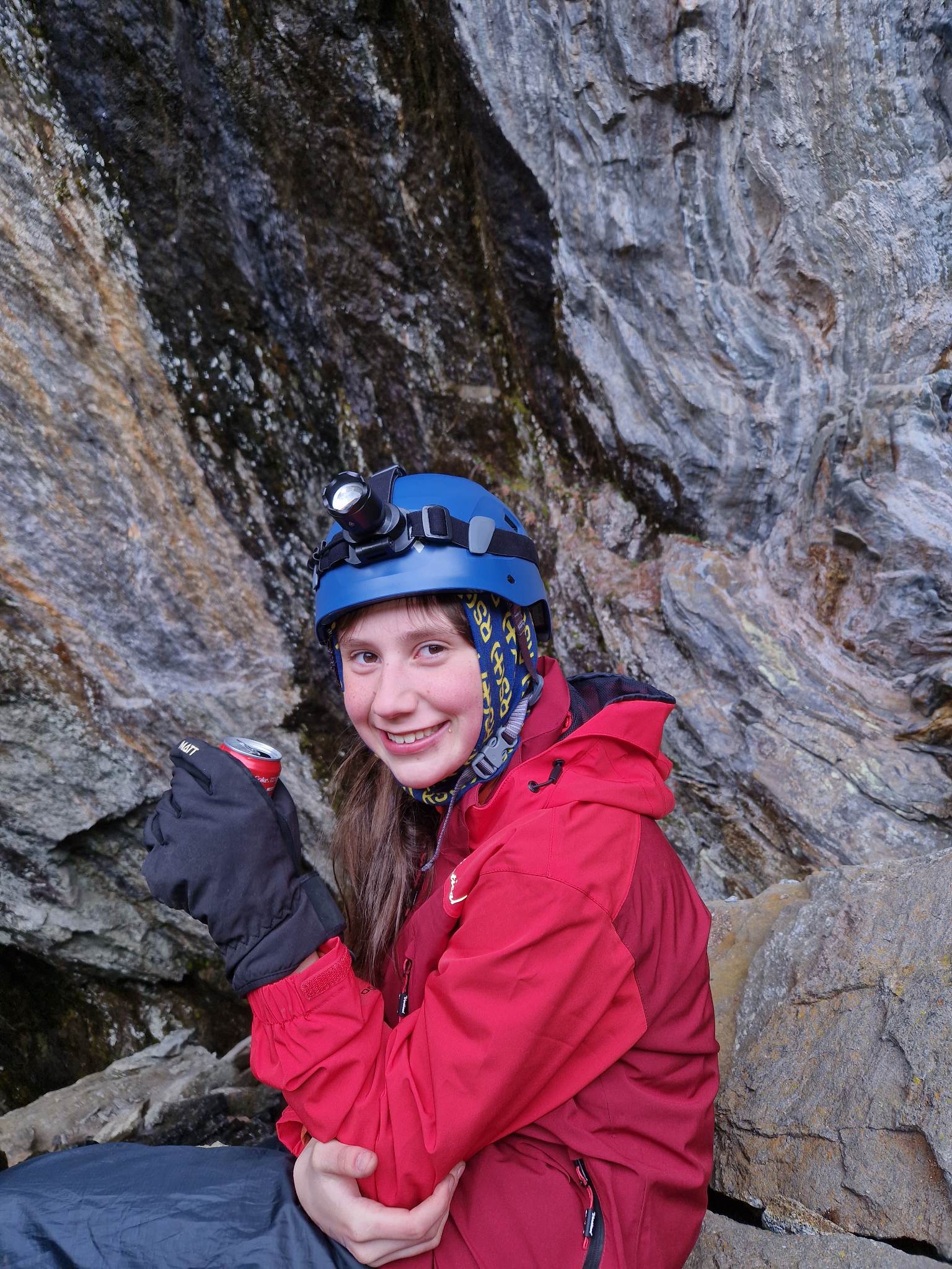 Her sitter Natalie klar til å gå ned i grotta