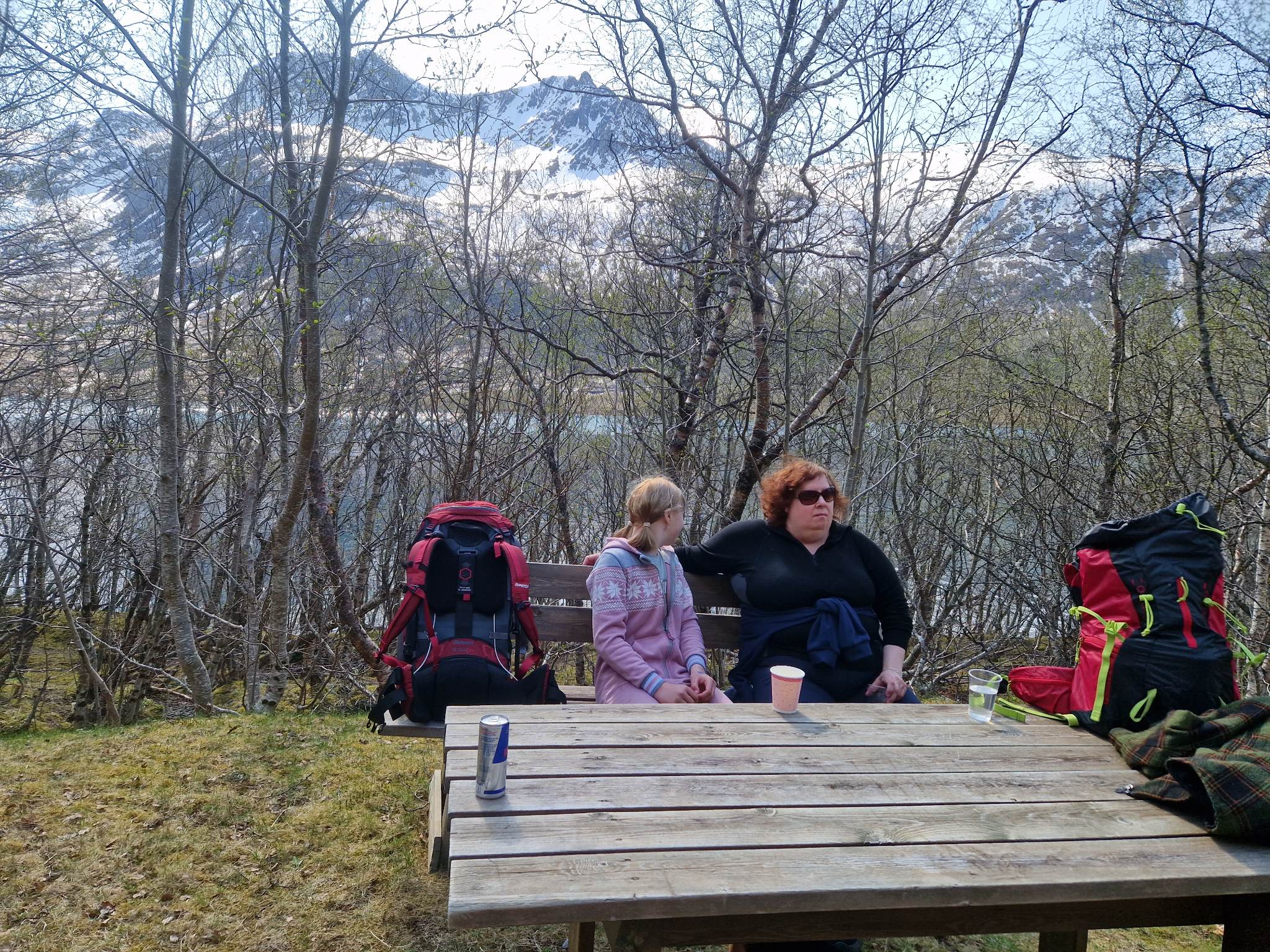 Annie og Trude, en liten pause før vi sykkler videre.