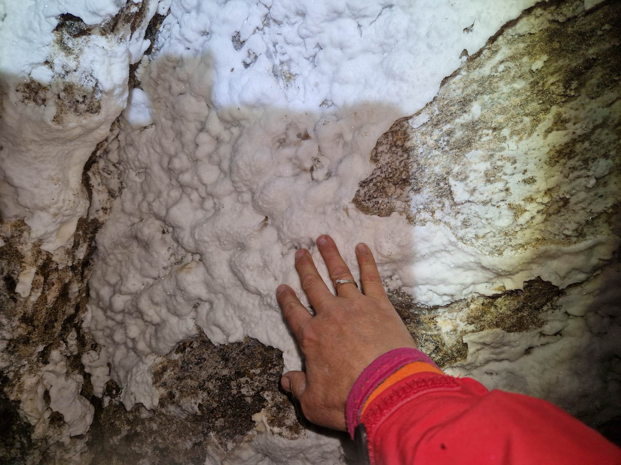 Enda en del av grotte veggen.