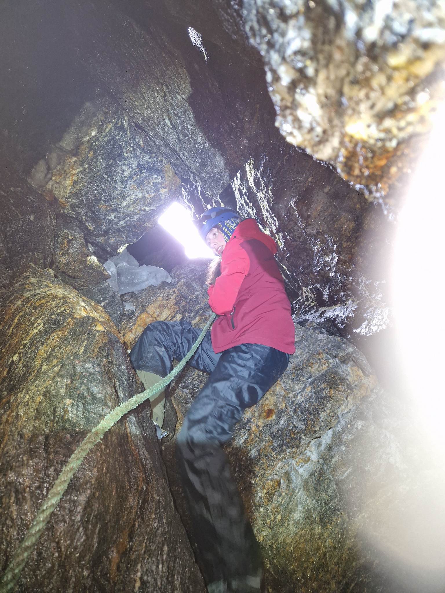 Natalie på tur ned i grotta.