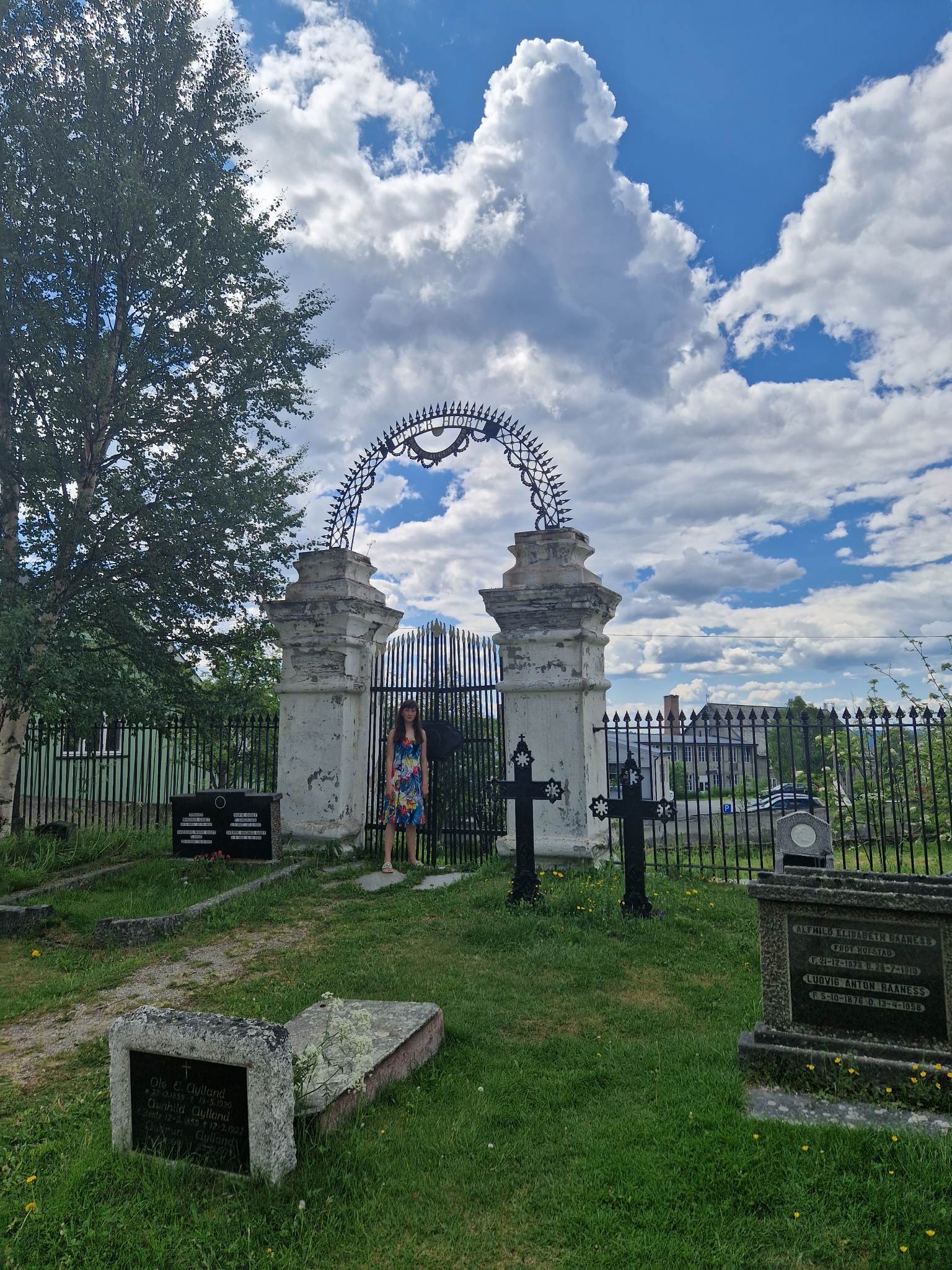 Buegang en av utgangen fra Kirke område.