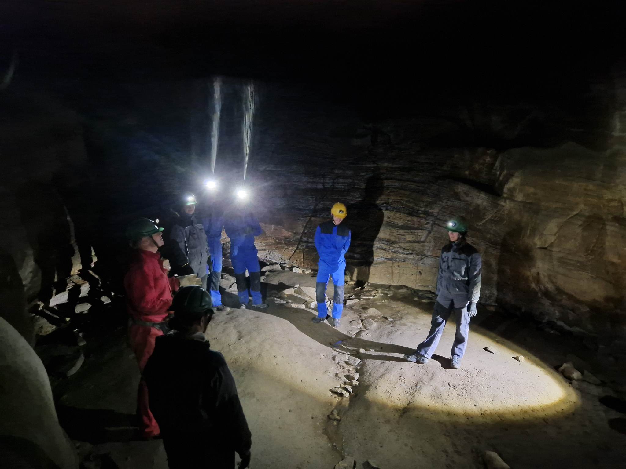 Her står Guiden og forteller om Grotta.