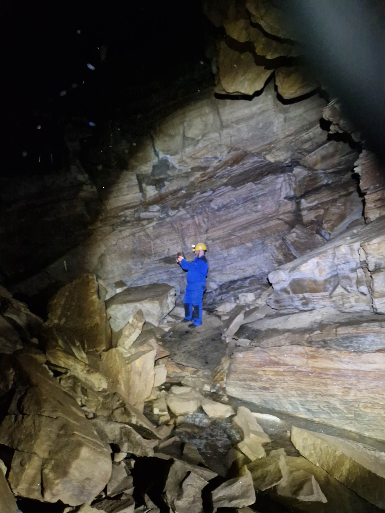 Knut inne i grotta