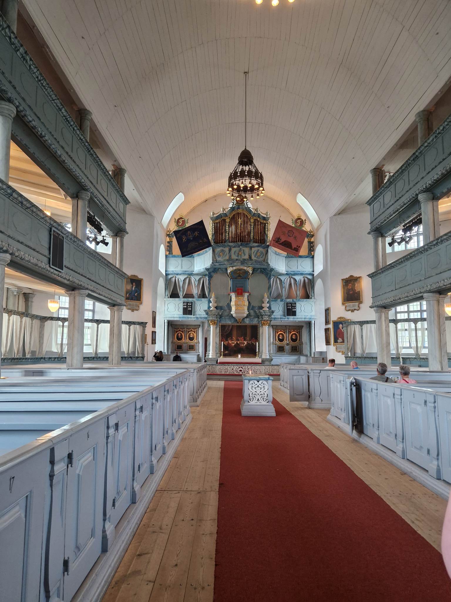 Inne i Røros Kirke