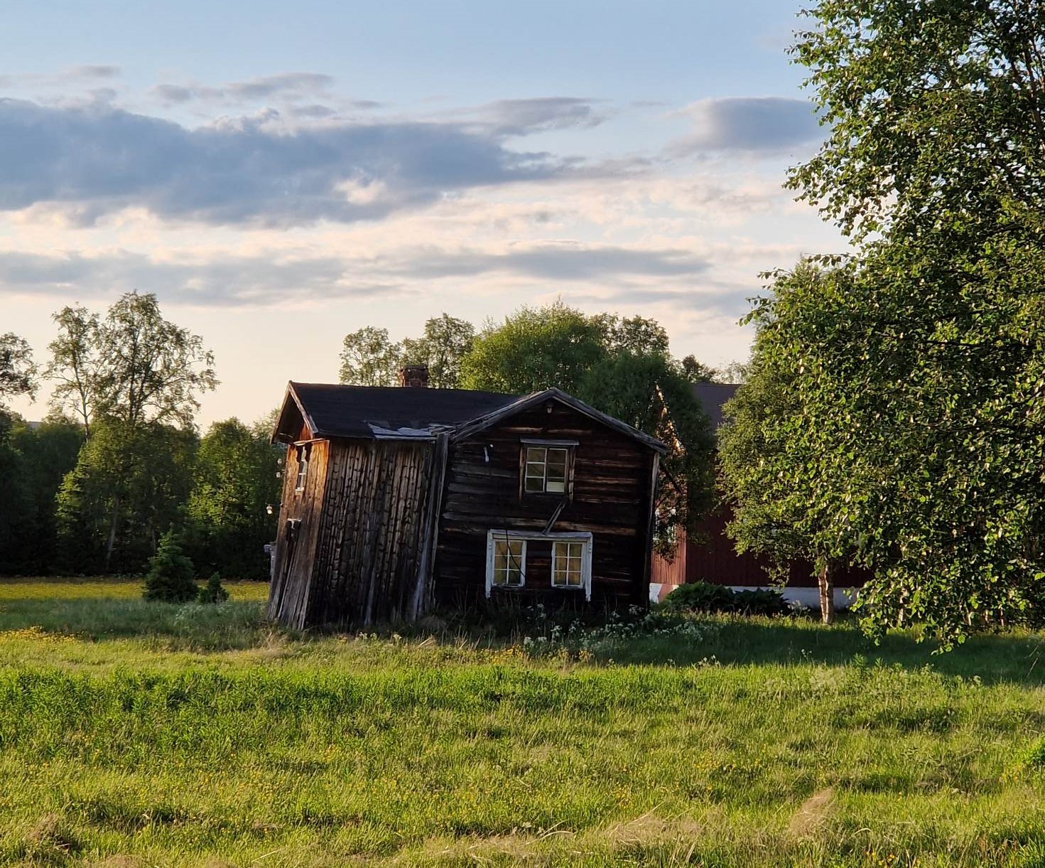 Et rimlig falleferdig hus vi så på turen med hundene.