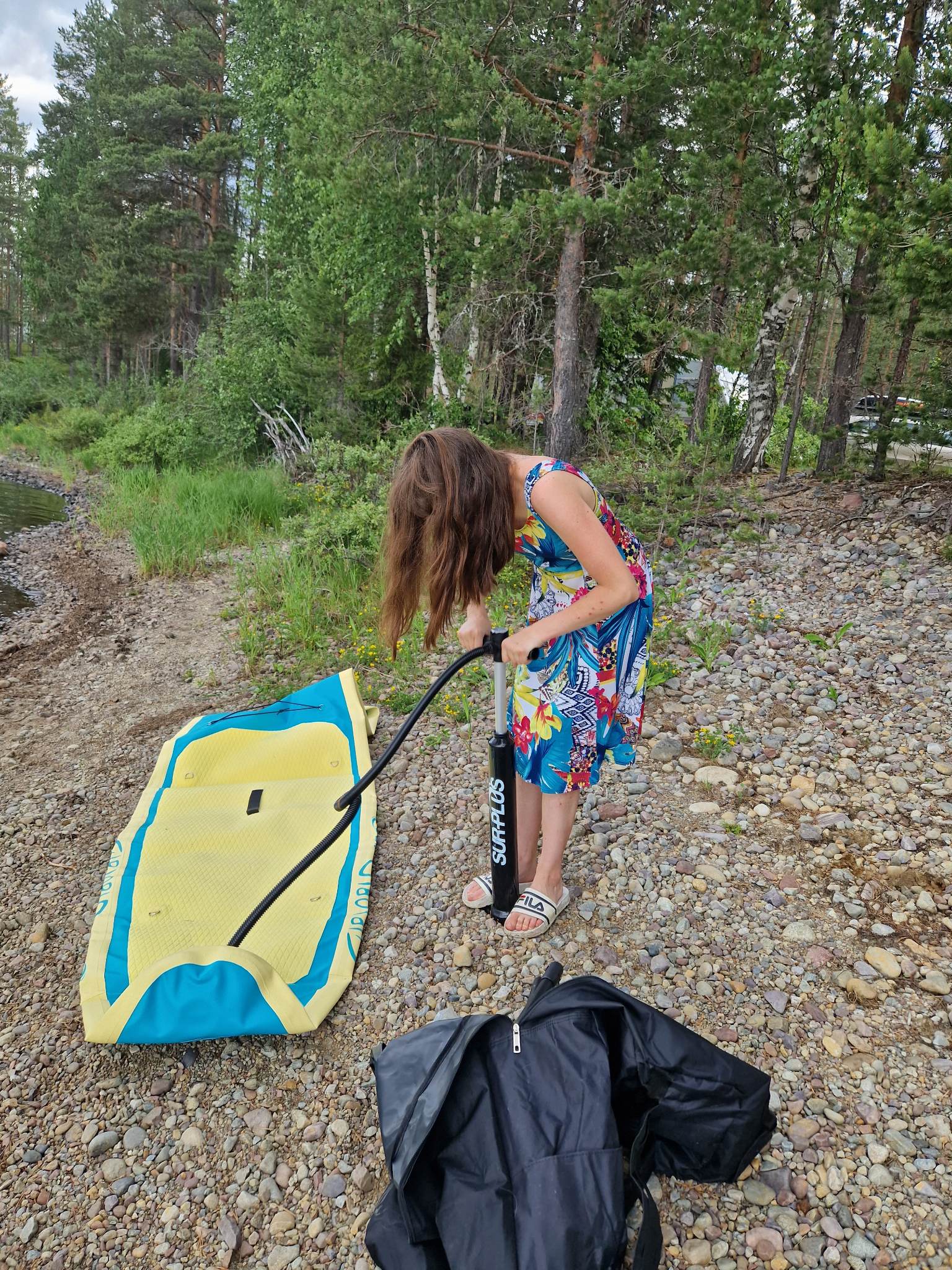 Natalie holder på å blåse opp sub bordet