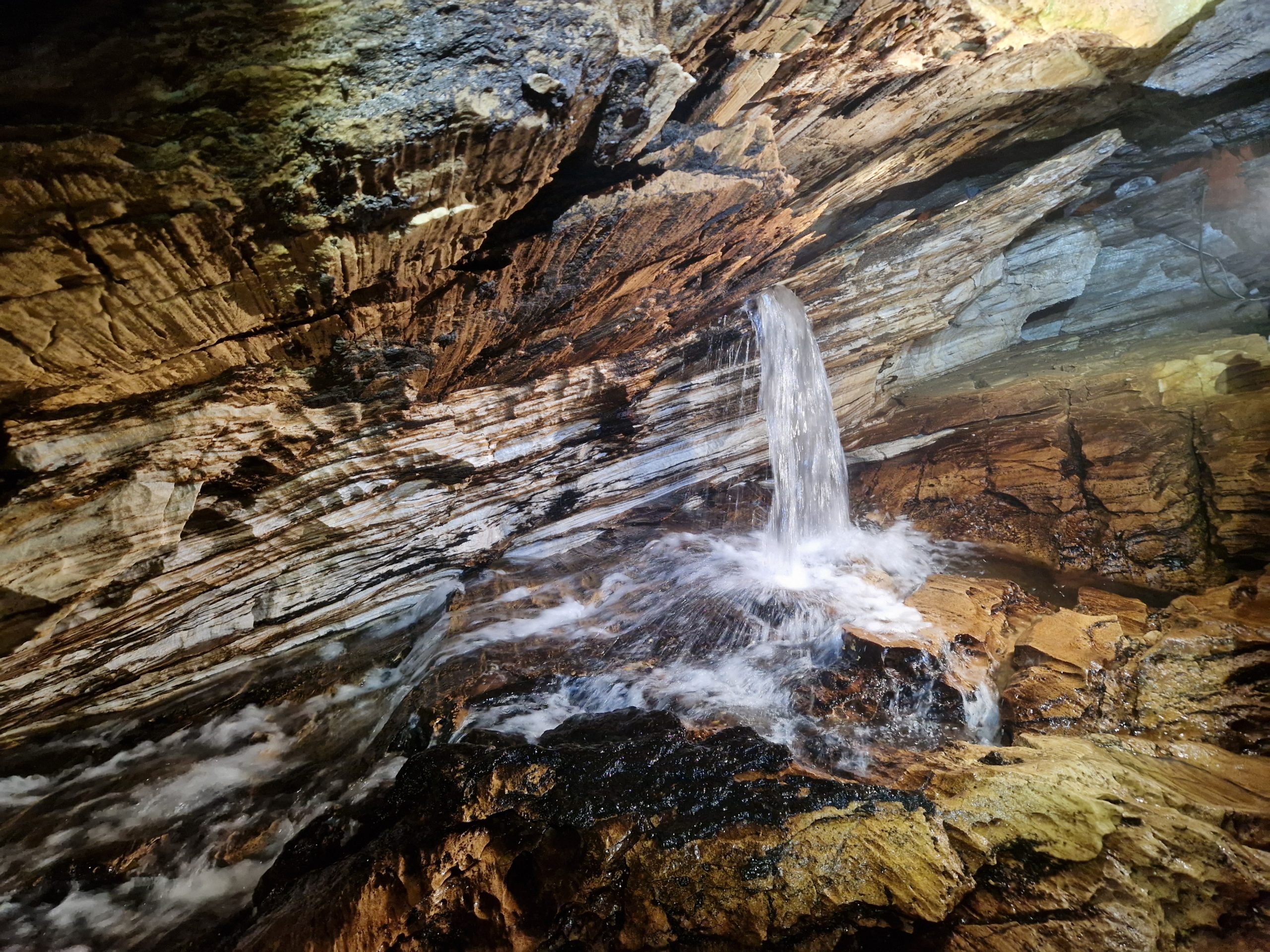 Foss inne i Grønnligrotta