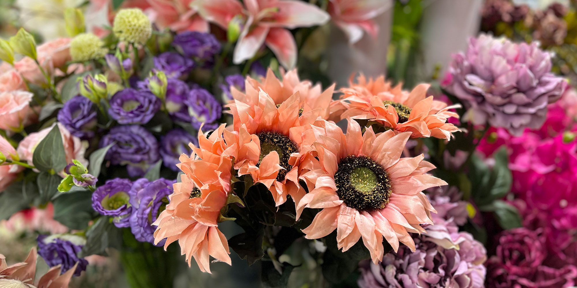 Närbild på konstgjorda växter