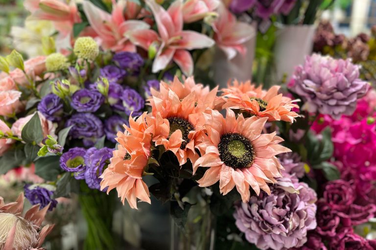 Närbild på konstgjorda växter