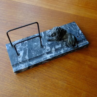 Brevholder i mørkt marmor