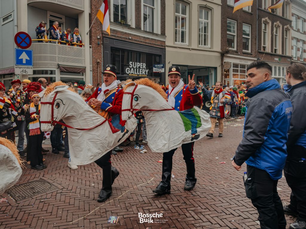 blog hoofdrolspelers en figuren in Oeteldonk: prinselijke ruiterij de biezenperdjes