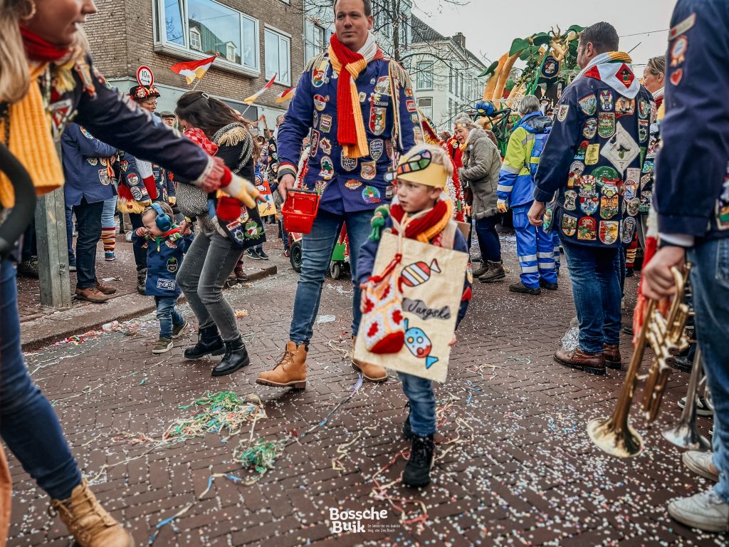 Oeteldonk blèft plèkke 2024. Keinderoptocht kinderoptocht vergimmes  mooi