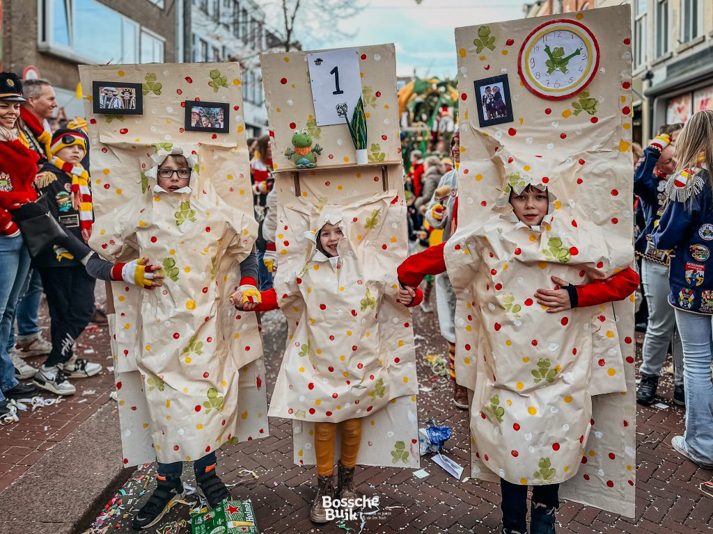 Oeteldonk blèft plèkke 2024. Keinderoptocht kinderoptocht rugbyclub achter het behang plakken