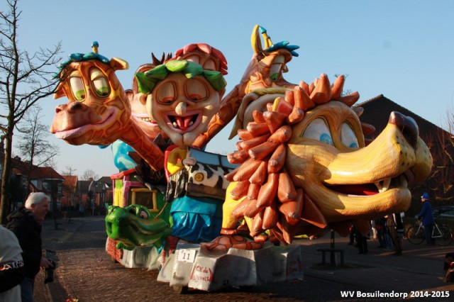 2015-02-15 carnavalswagen op Dorpsplein
