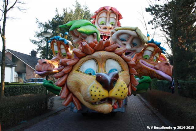 2015-02-15 carnavalswagen op Slotlaan