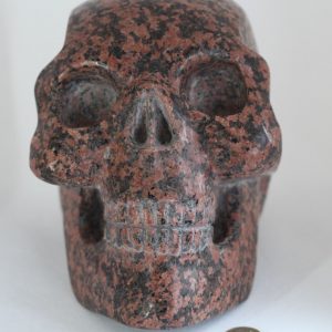 Crâne de Cristal en Granit rouge Balmoral 7376g