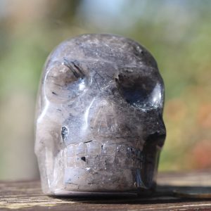 Crâne de cristal en tourmaline rutile 600g