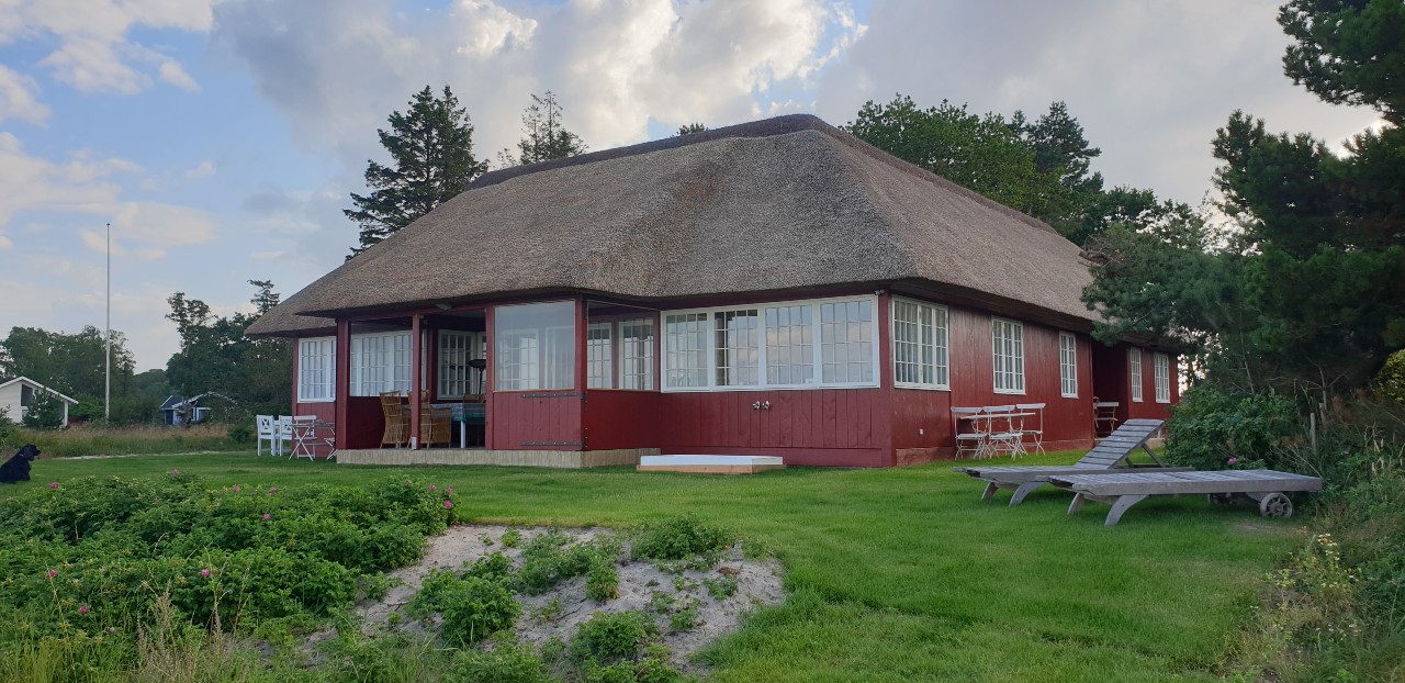 Arkitekttegnet lavenergi hus i historisk stil med stråtækt tag, træværk og sprossede vinduer. Designhus fra BOZEL - når typehuse ikke er nok.