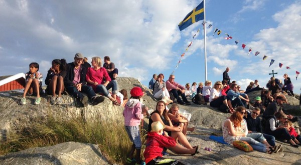 Människor på klippan bredvid dansbryggan