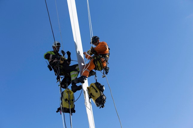 wind-turbine-mechanic