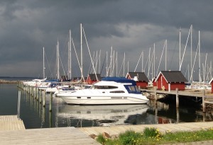 Sorte skyer over lystbådehavnen i Struer