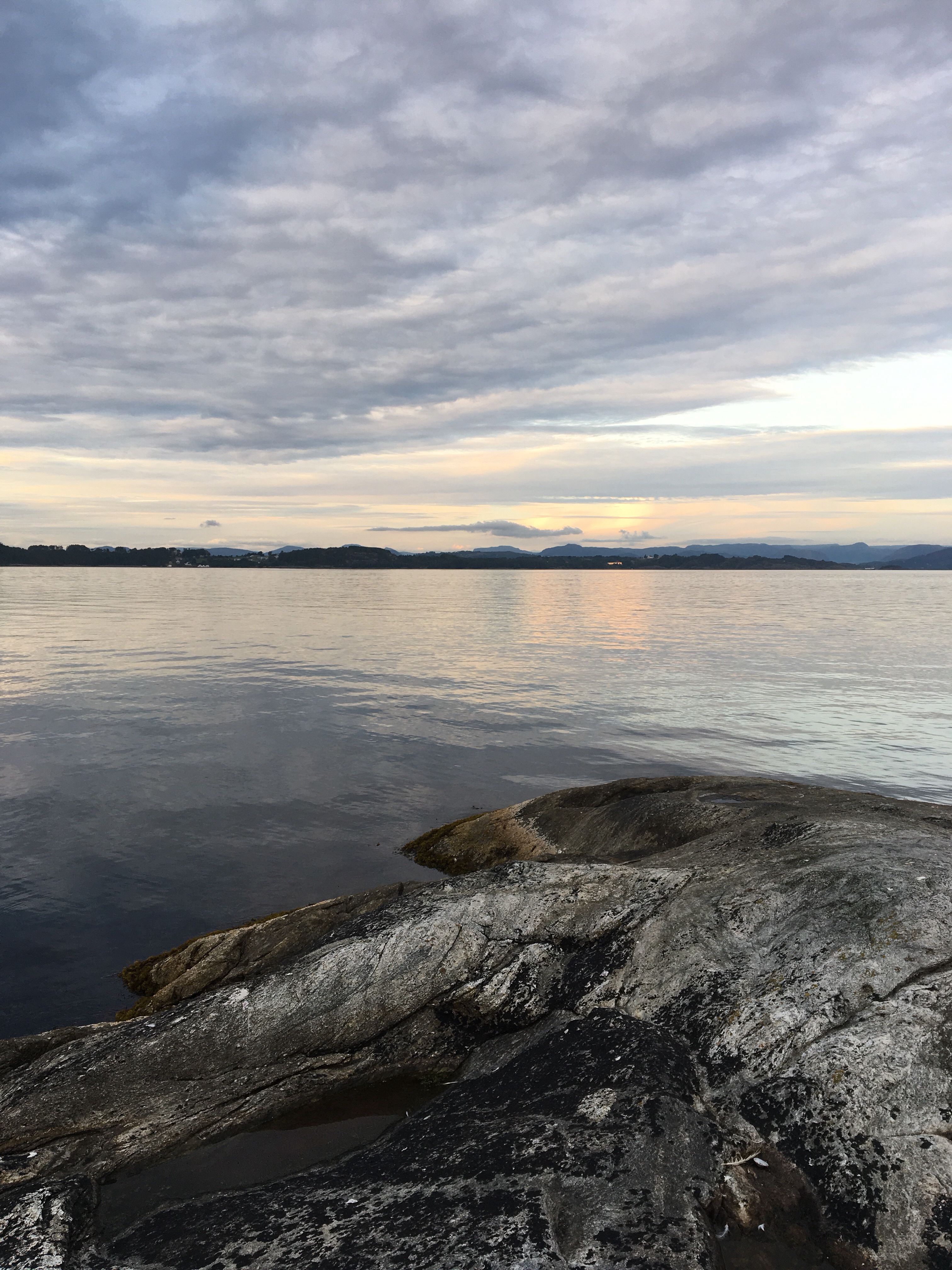 Solen går ned over Hanasandsundet