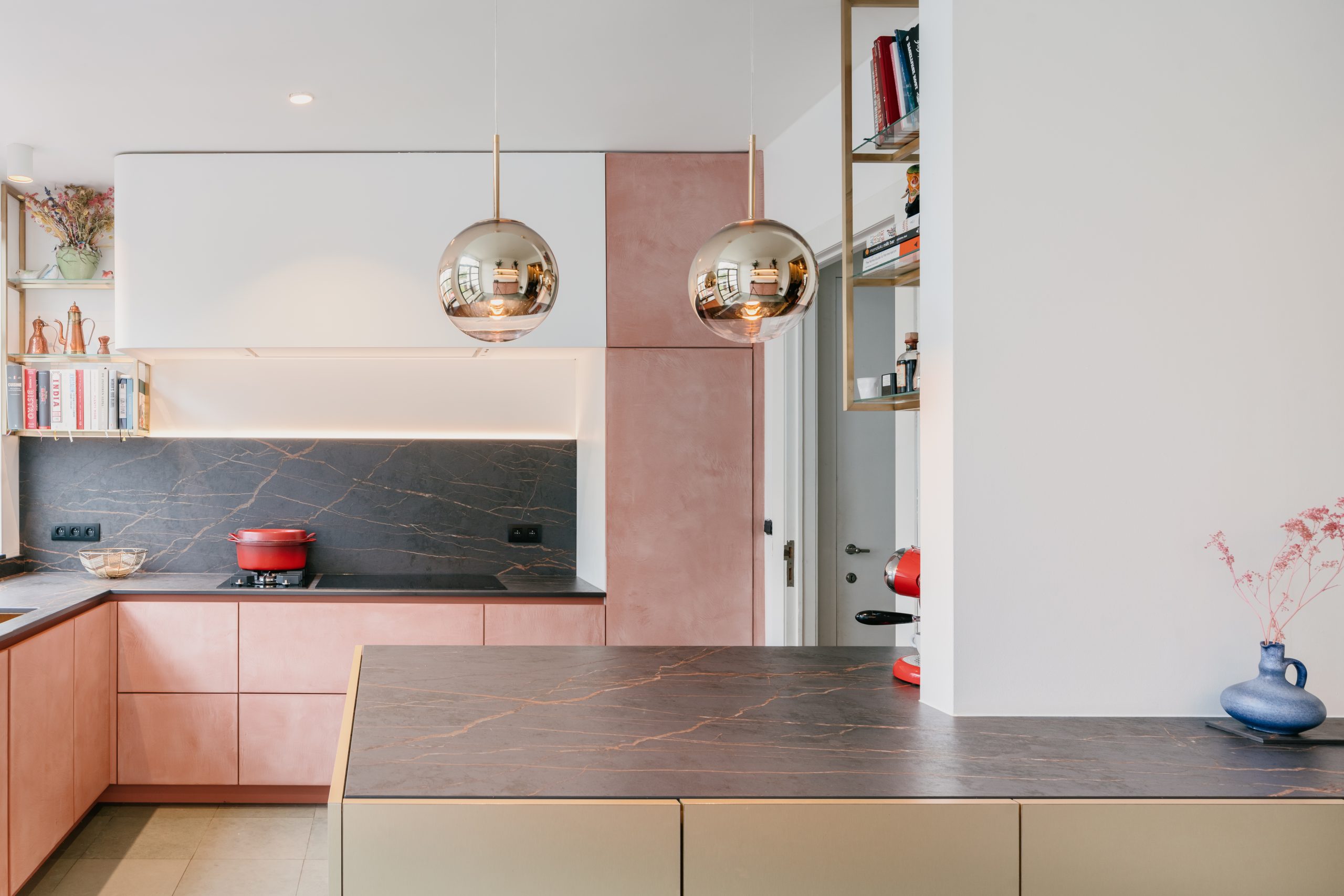 Bros Antwerpen maatwerk witte keuken interieurarchitect afgerond mortex roos rose dekton werkblad laurent tom dixon goud lamp greeploos