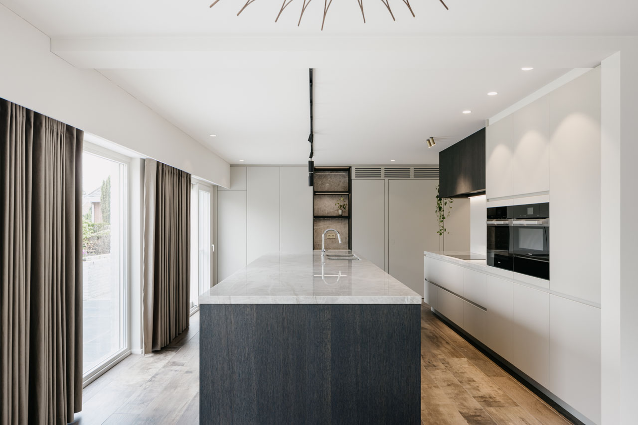 Bros Antwerpen maatwerk witte keuken interieurarchitect sensa taj mahal marmer afgerond keukeneiland cosentino wit gerookte eik inbouwkast