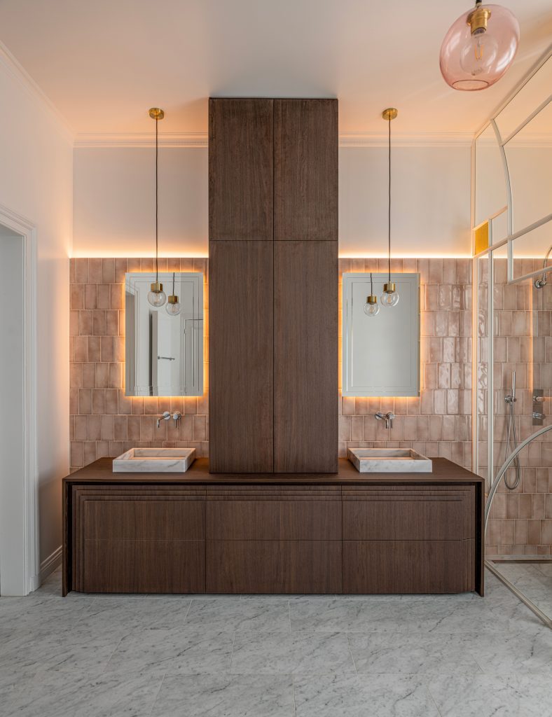 Bros Antwerpen maatwerk badkamer staalwerk wit glas in lood inbouwdouche douche marmer tegel spiegel led art deco renovatie