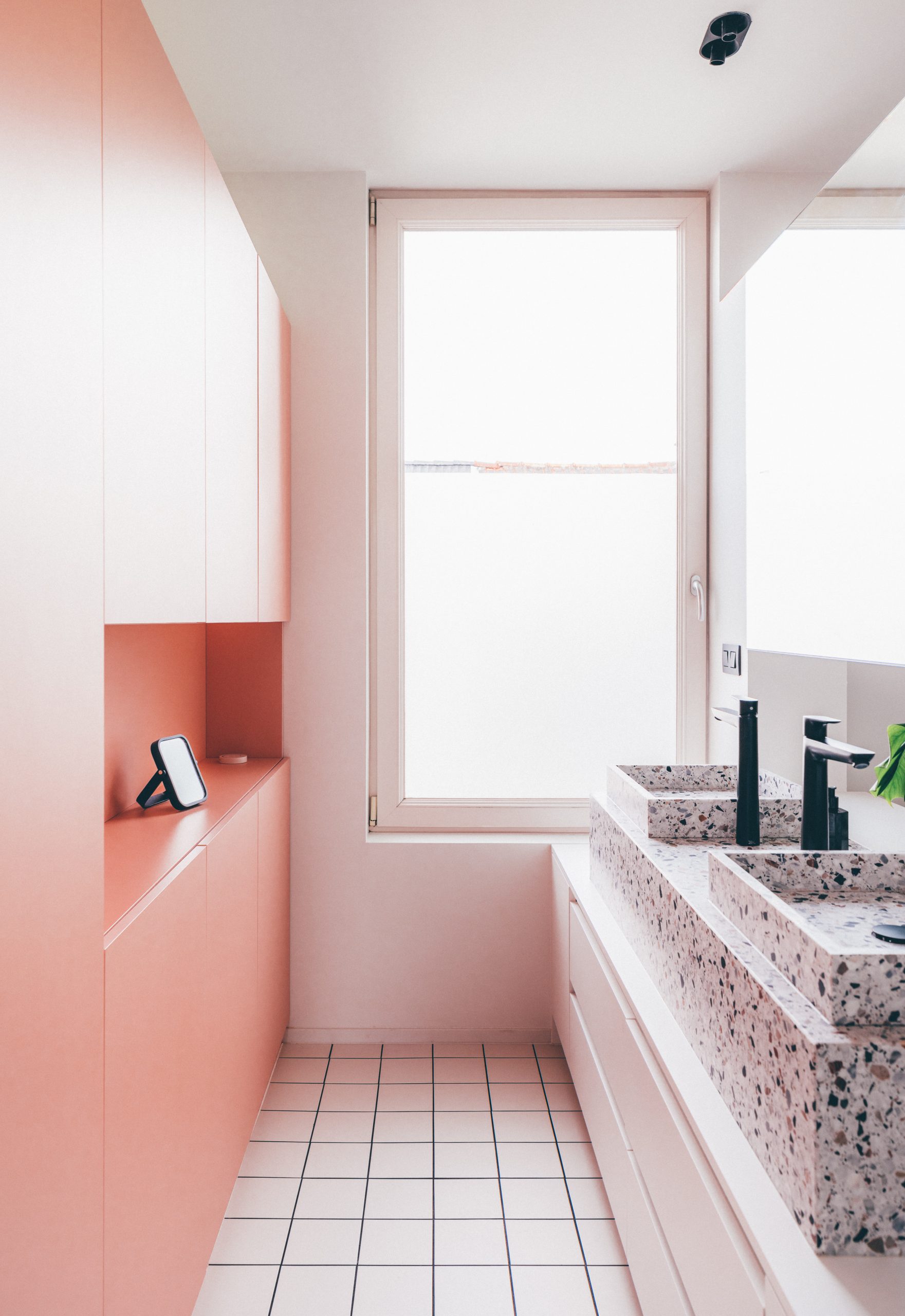 Bros Antwerpen maatwerk roos inbouwkast badkamer witte tegel spiegel terrazzo lavabo steen grohe
