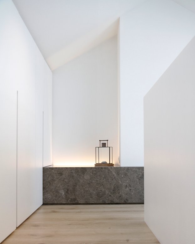 Bros Antwerpen maatwerk witte inbouwkast natuursteen led Savana grey parket eik