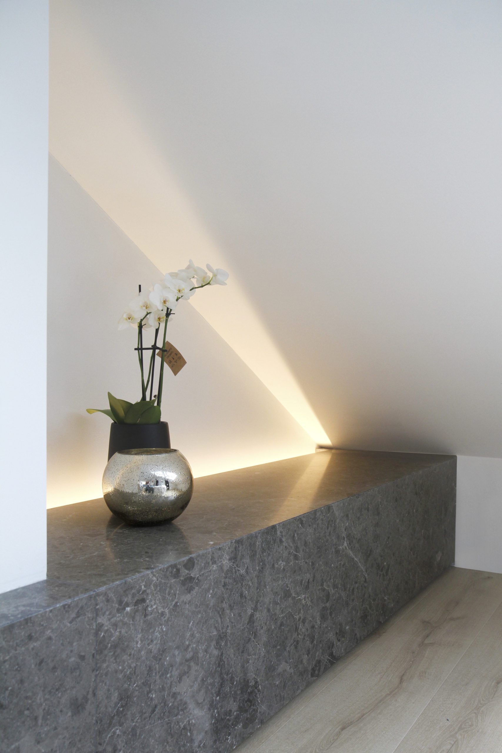 Bros Antwerpen maatwerk inbouwkast natuursteen led Savana grey