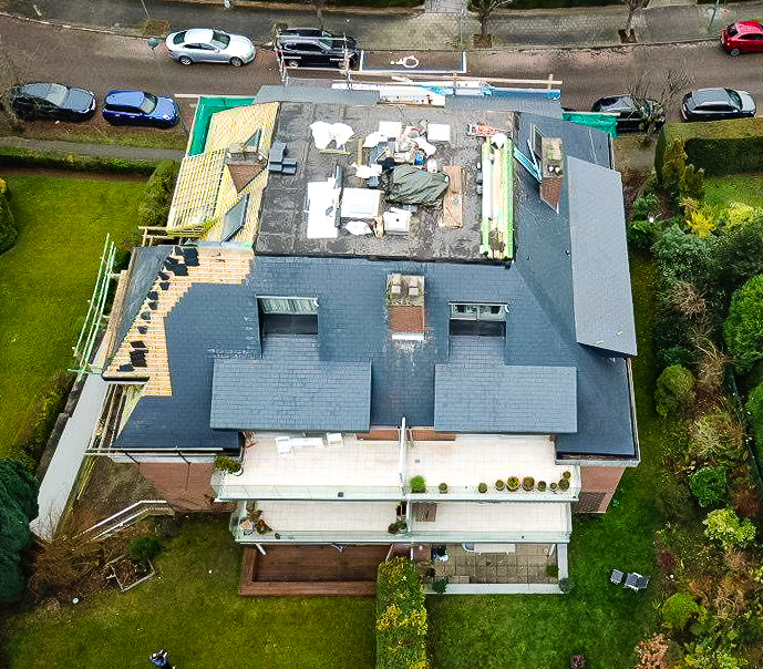 Le chantier vu d'en haut avec vue sur la partie plate de la mansarde