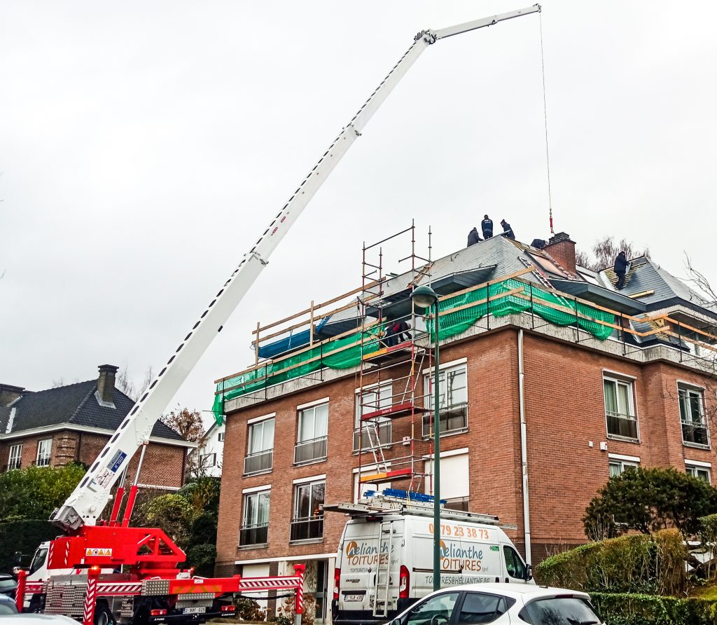 La grue en action sur le chantier