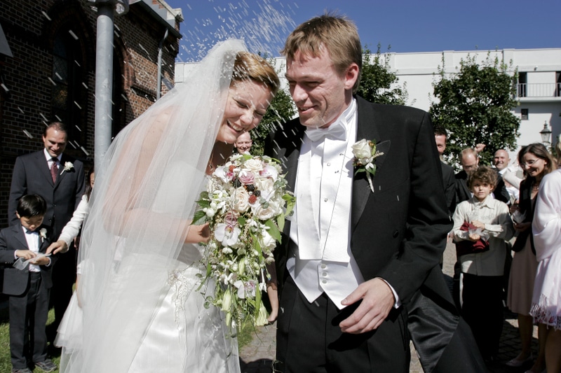 Bryllupsfotograf København - Anderledes og kreative bryllupsportrætter og reportagebilleder taget af prisvindende fotojournalist. Ring 26 27 89 84