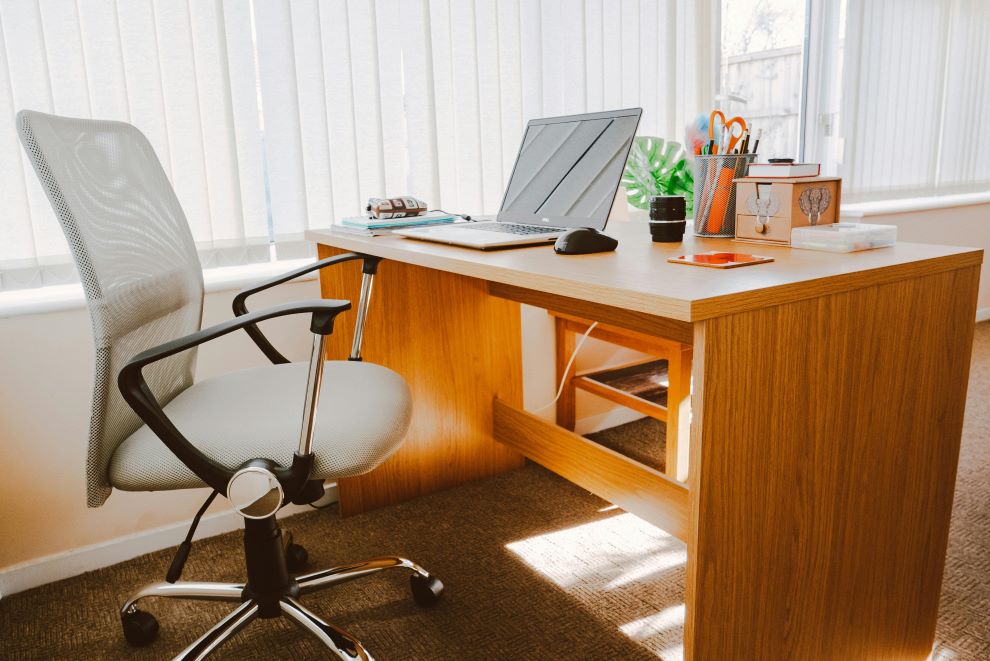 Business Advisory: an empty office